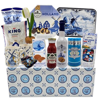 www.typisch-hollands-geschenkpakket.nl Delft blue gift package - treats and 2 mugs