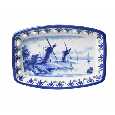 Typisch Hollands Delft blue bowl with luxurious praline chocolate balls.