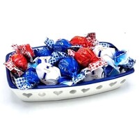 Typisch Hollands Delft blue bowl with luxurious praline chocolate balls.