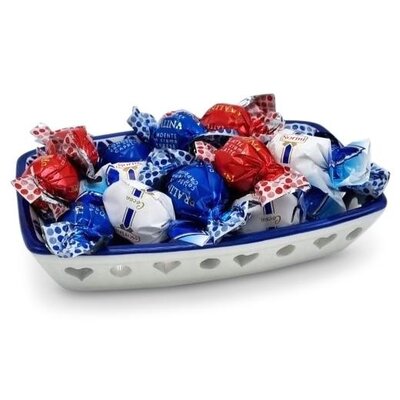 Typisch Hollands Delft blue bowl with luxurious praline chocolate balls.