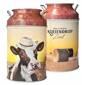 Typisch Hollands Milchkanne (Sparschwein) gefüllt mit salziger Kuh-Lakritze.