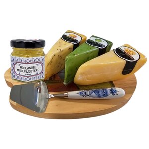 Typisch Hollands Käse – Feinkostverpackung auf hölzerner Käsepalette