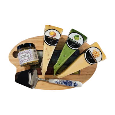 Typisch Hollands Käse-Delikatessen-Paket auf Holzpalette