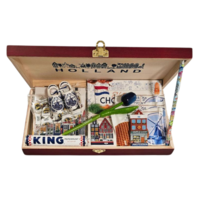 www.typisch-hollands-geschenkpakket.nl Gift box - Dutch gifts and delicacies - (Facade Houses and Mills)