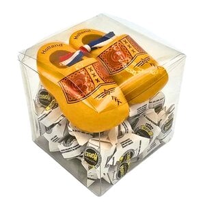 Typisch Hollands Souvenir box of Haagsche hopjes and a few clogs (8cm)