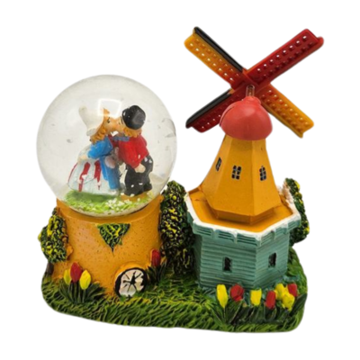 Typisch Hollands Snow globe - mill - with Kissing Couple Holland