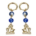 Typisch Hollands Ohrringe mit Anhänger – küssendes Paar und blaue Perlen