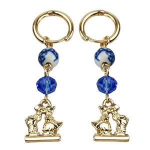 Heinen Delfts blauw Earrings charms - kissing couple and blue beads