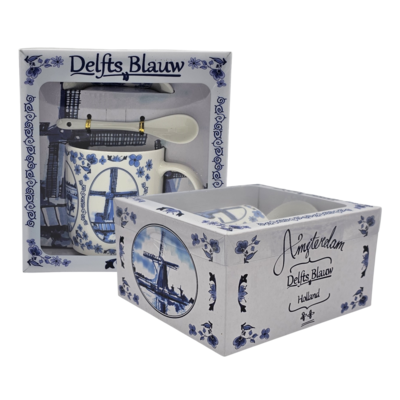 Typisch Hollands Gift set Delft blue mug with spoon and saucer and box of syrup waffles (6 pack)