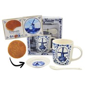 Typisch Hollands Geschenkset Delfts blauwe mok met lepel en schotel en doosje stroopwafels(6pack)