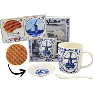 Typisch Hollands Gift set Delft blue mug with spoon and saucer and box of syrup waffles (6 pack)