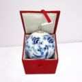 Typisch Hollands Weihnachtskugel in luxuriöser Geschenkbox – Delfter Blau – Blumenmuster