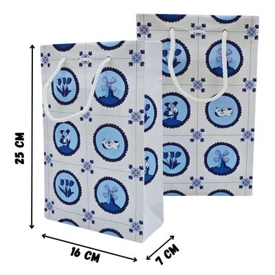 Typisch Hollands Papieren geschenktas  Delfts blauw   - met draagkoordjes middelgroot