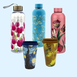 Wasserflaschen und Kaffeebecher zum Mitnehmen