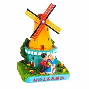 Typisch Hollands Stellingmolen -Yellow hood with Dutch kissing couple
