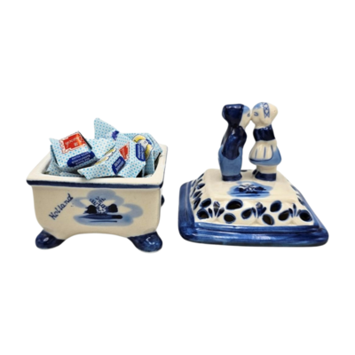Typisch Hollands Delft blue candy bowl with kissing couple - filled with Zeeland babblers