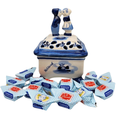 Typisch Hollands Delft blue candy bowl with kissing couple - filled with Zeeland babblers