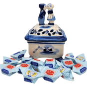 Typisch Hollands Delfts blauw snoepschaaltje met kuspaar - gevuld met Zeeuwse babbelaars