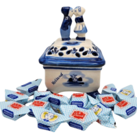 Typisch Hollands Candy bowl with kissing couple - filled with Zeeland babblers