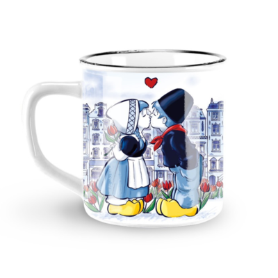 Typisch Hollands Mug with a Dutch kissing couple filled with sweet licorice.