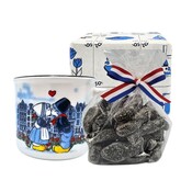 Typisch Hollands Mug with a Dutch kissing couple filled with sweet licorice.