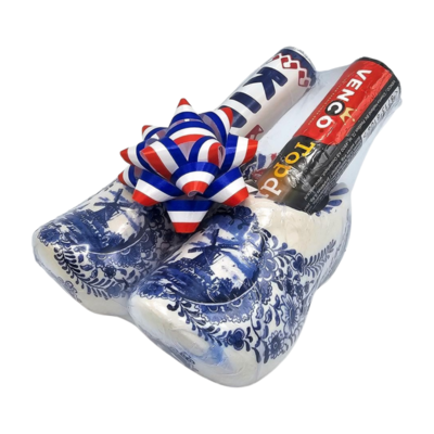 Typisch Hollands Delft blue clogs - with peppermint and licorice rolls