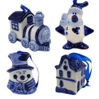 Matix Set mit 4 Delfter-blauen Weihnachtsbaumkugeln.