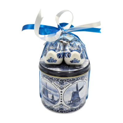 Stroopwafels (Typisch Hollands) Stroopwafels in a tin - Delft blue - with clogs and babblers