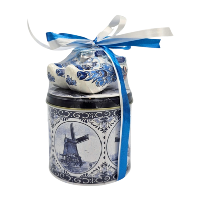 Stroopwafels (Typisch Hollands) Stroopwafels in a tin - Delft blue - with clogs and babblers