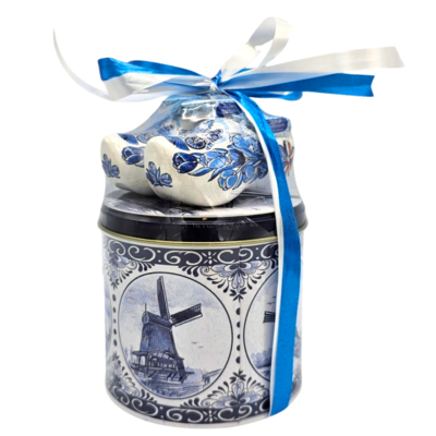 Stroopwafels (Typisch Hollands) Stroopwafels in a tin - Delft blue - with clogs and babblers