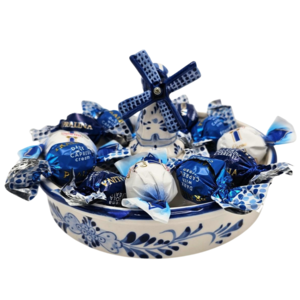 Typisch Hollands Delfts blauw schaaltje met molen (gevuld) pralinechocolade in 3 smaken