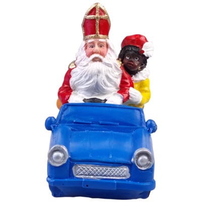 Typisch Hollands Sint en Piet in auto met cadeau`s