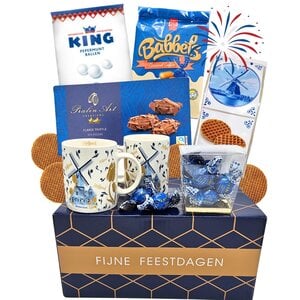 Typisch Hollands Christmas package - with 2 mugs of Dutch windmills and 5 sweets