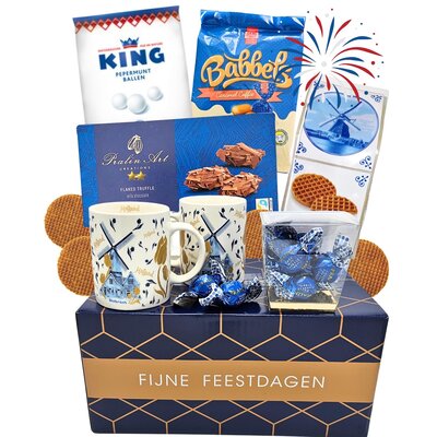 Typisch Hollands Christmas package - with 2 mugs of Dutch windmills and 5 sweets