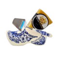 Typisch Hollands Käsegeschenk – Holzschuh – Käse und Käsehobel.