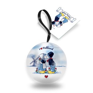 Typisch Hollands Weihnachtsball - küssendes Paar aus Holland