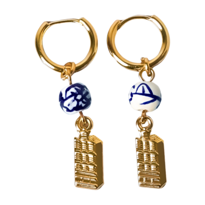 Heinen Delfts blauw Earrings Delft blue bead with gold canal house charm