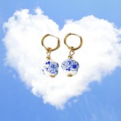 Typisch Hollands Earrings Delft blue flat bead - flower shaped