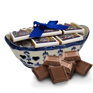 Typisch Hollands Delfts blauw schaaltje met chocolade in geschenkbox