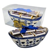 Typisch Hollands Delfter blaue Schale mit Schokolade in einer Geschenkbox