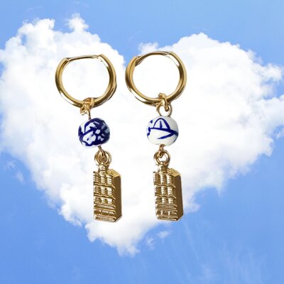 Heinen Delfts blauw Earrings Delft blue bead with gold canal house charm