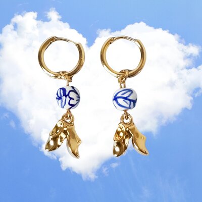 Heinen Delfts blauw Ohrringe aus Delfter blauer Perle mit Anhänger, goldene Holzschuhe