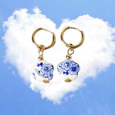 Typisch Hollands Earrings Delft blue flat bead - flower shaped