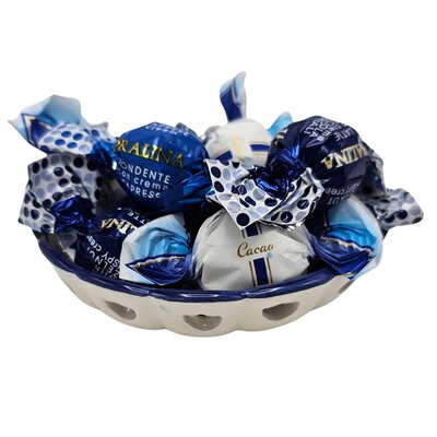 Typisch Hollands Delfts blauw schaaltje met molenlandschap met pralinechocolade in 3 smaken