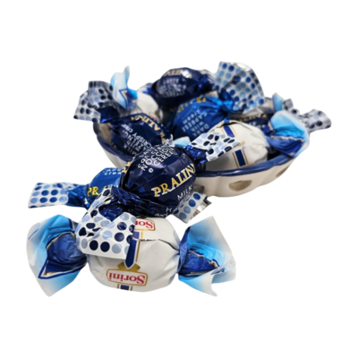 Typisch Hollands Delfts blauw schaaltje met molenlandschap met pralinechocolade in 3 smaken