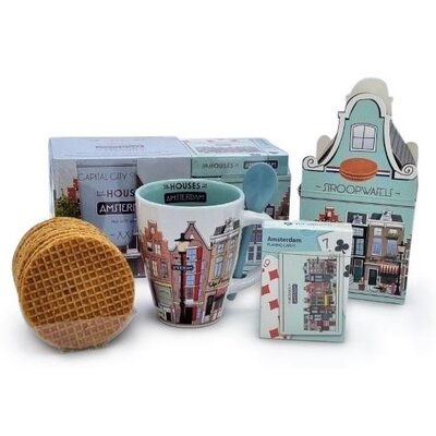 Typisch Hollands Geschenkset mit Tasse und Stroopwafeln (Giebelhäuser) inklusive GRATIS Spielkarten