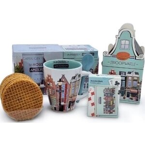 Typisch Hollands Geschenkset mit Tasse und Stroopwafeln (Giebelhäuser) inklusive GRATIS Spielkarten
