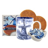 Typisch Hollands Gift set Delft blue mug with syrup waffles and clogs
