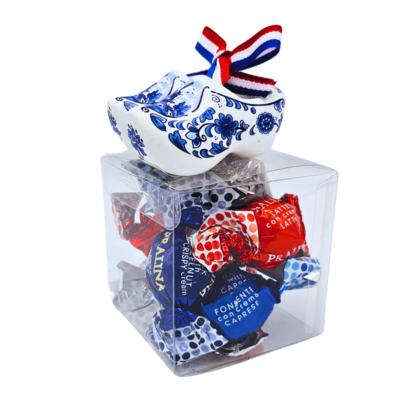 Typisch Hollands Delfts blauwe klompjes op transparante giftbox -  chocoladebollen (3smaken)
