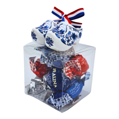 Typisch Hollands Delfts blauwe klompjes op transparante giftbox -  chocoladebollen (3smaken)
